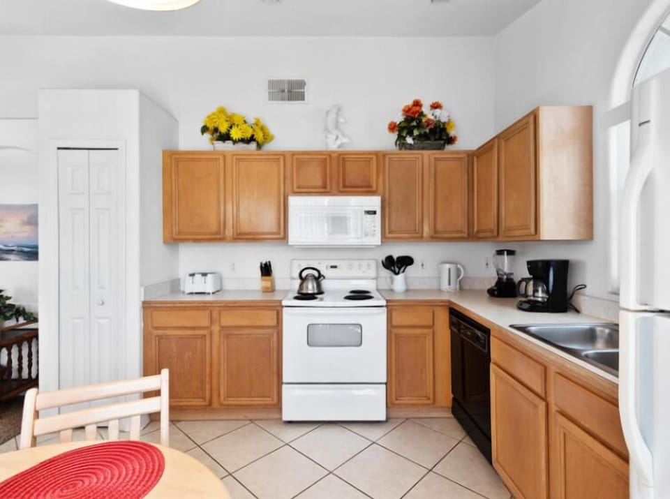 House | Private kitchen | Full-size fridge, microwave, oven, stovetop
