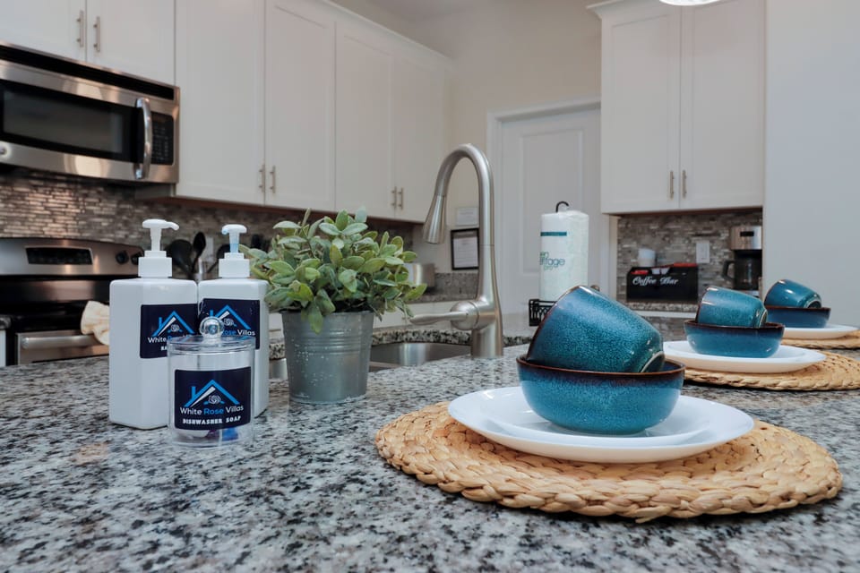 House | Private kitchen | Coffee/tea maker, full-size fridge, microwave, oven