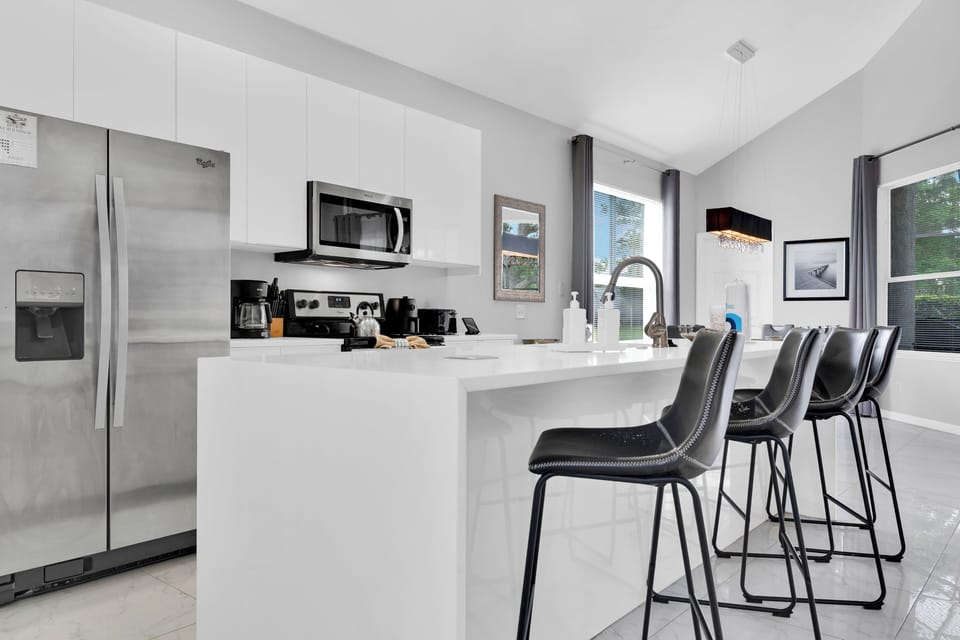 House | Private kitchen | Coffee/tea maker, full-size fridge, microwave, oven