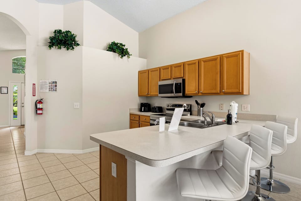 Coffee/tea maker, full-size fridge, microwave, oven