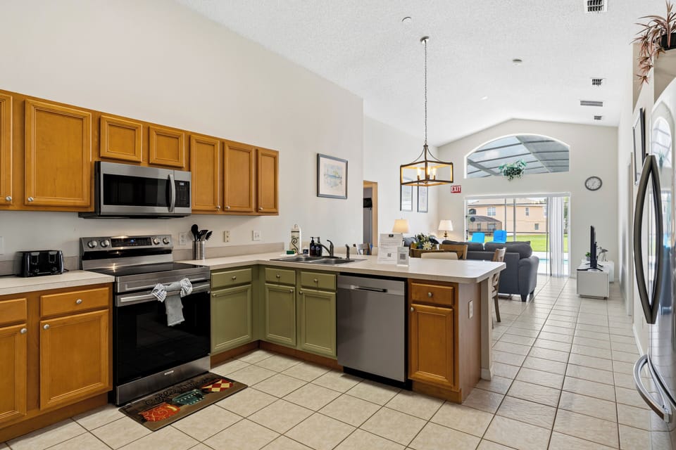 House | Private kitchen | Coffee/tea maker, full-size fridge, microwave, oven