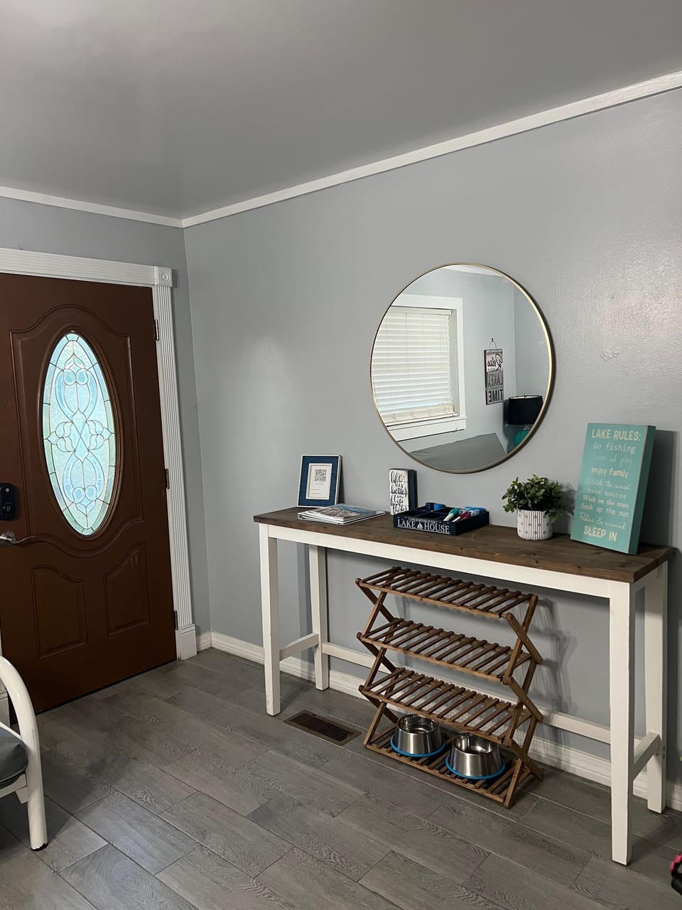 Foyer, dog bowls included
