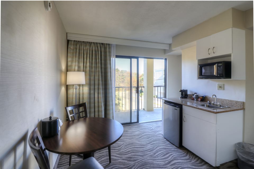 Suite, Multiple Beds, Lake View | In-room dining