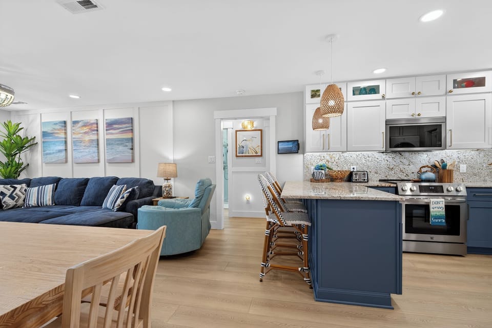 Dining, peninsula/breakfast bar