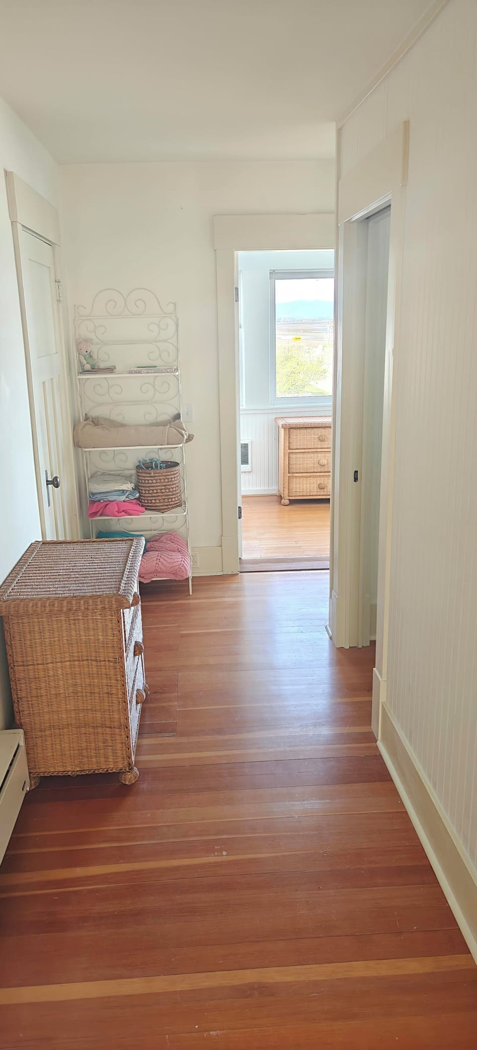 Hallway to 2 Queen and single bedrooms