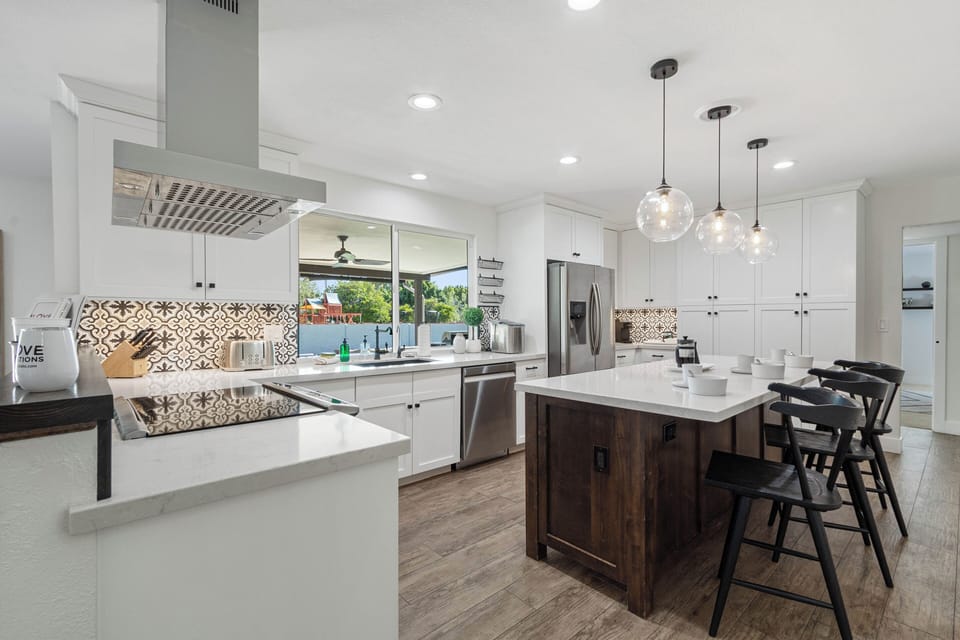 Kitchen: Fully equipped with stainless steel appliances