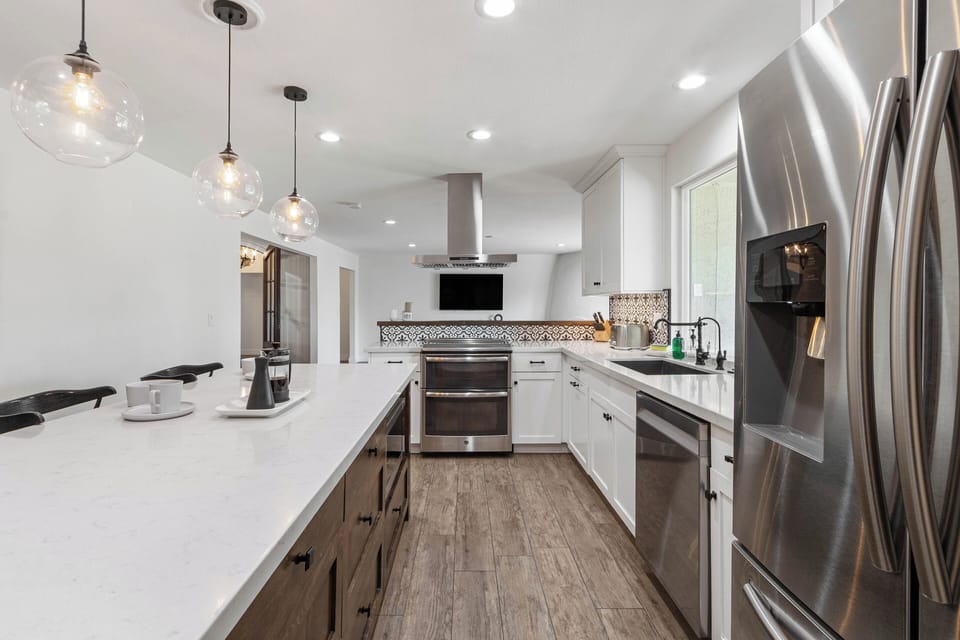 Kitchen: Fully equipped with stainless steel appliances