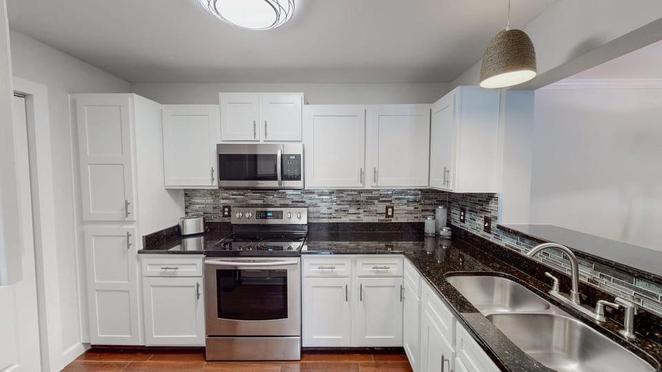 Condo, Multiple Beds, Balcony, Garden View (Colony Club C5) | Private kitchen | Fridge, microwave, oven, stovetop