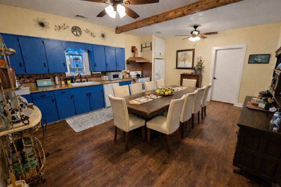 A fully equipped kitchen and large table make cooking together easy.