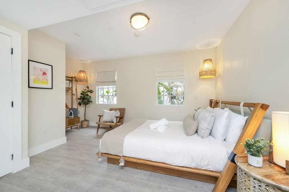 Standard Room, 1 Queen Bed, Private Bathroom (Self check-in) | Premium bedding, blackout drapes, iron/ironing board, free WiFi