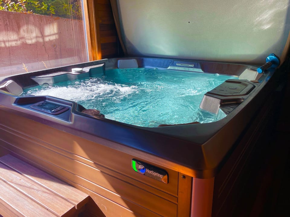 Large hot tub for 6