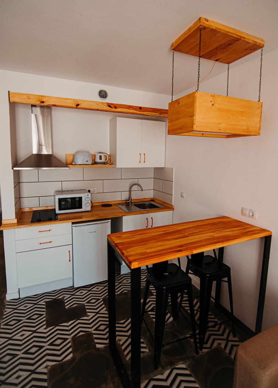 Full-size fridge, microwave, coffee/tea maker, cookware/dishes/utensils
