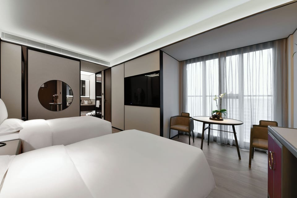 Business Double Room | Down comforters, pillowtop beds, minibar (free items), laptop workspace