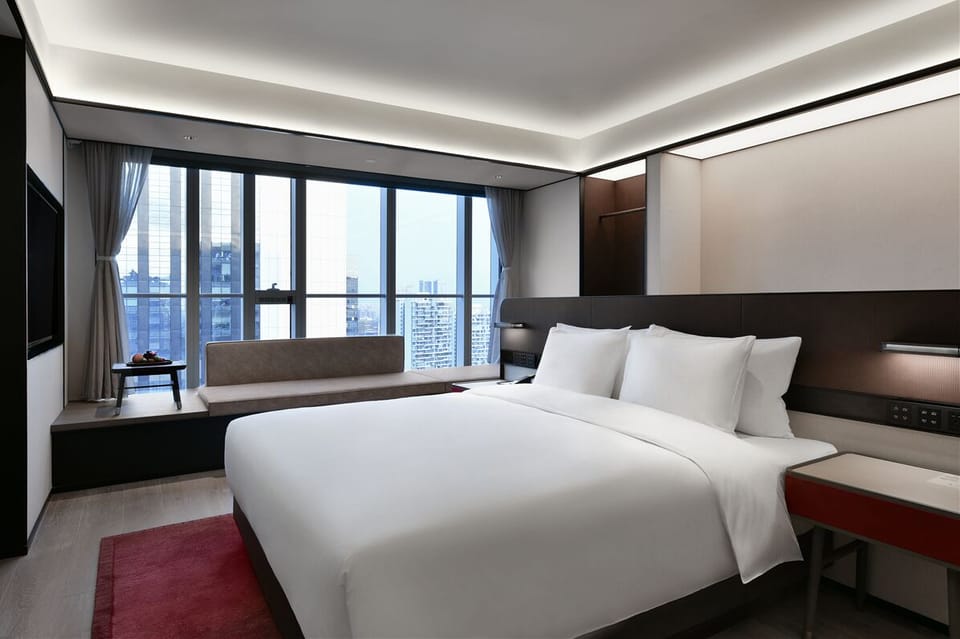 Executive Studio Suite | Down comforters, pillowtop beds, minibar (free items), laptop workspace