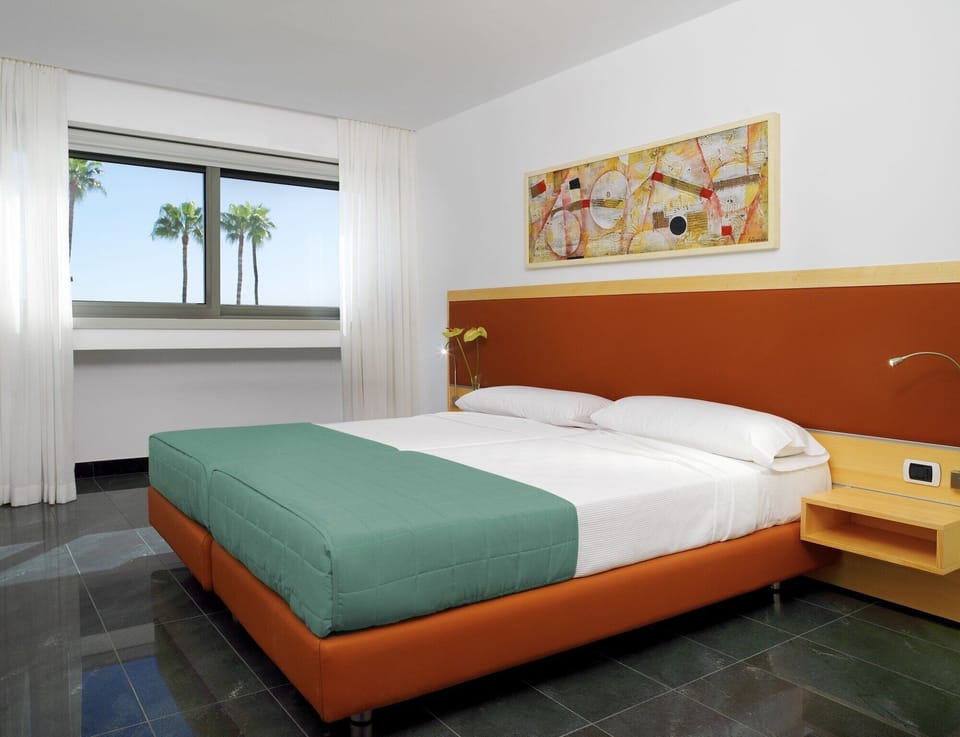 Premium bedding, in-room safe, blackout drapes, iron/ironing board
