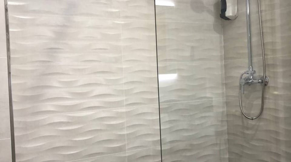 Standard Triple Room, 3 Twin Beds | Bathroom | Combined shower/tub, free toiletries, hair dryer, towels