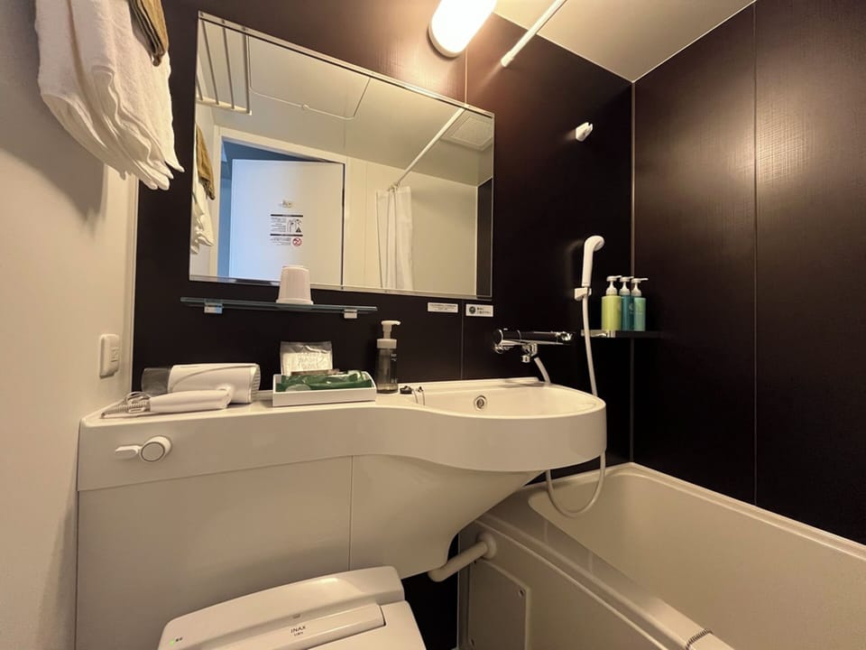Comfort Single Room, Non Smoking | Bathroom | Combined shower/tub, free toiletries, hair dryer, slippers