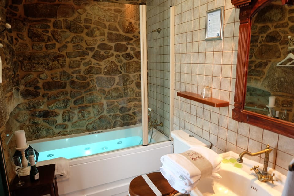 Superior Studio Suite, 1 Queen Bed, Garden View | Jetted tub
