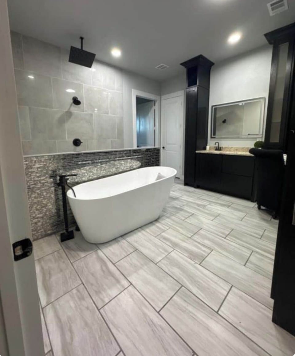 Luxury Suite, Multiple Beds | Bathroom | Separate tub and shower, towels, soap, shampoo