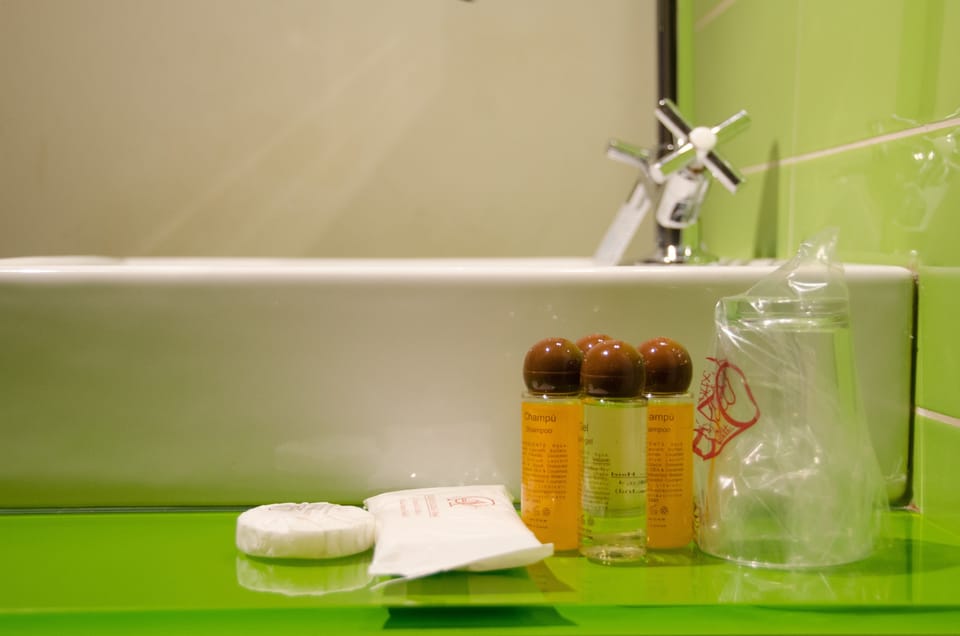 Double Room Single Use | Bathroom | Bathtub, hair dryer, towels