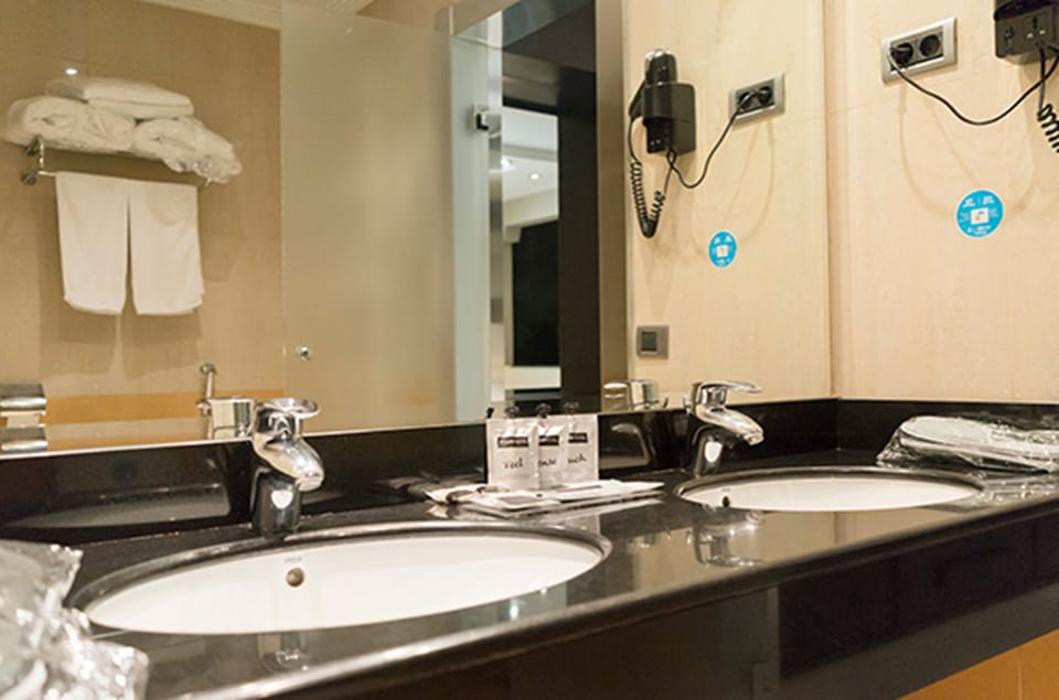 Suite (Zouk) | Bathroom | Hair dryer, bathrobes, slippers, towels