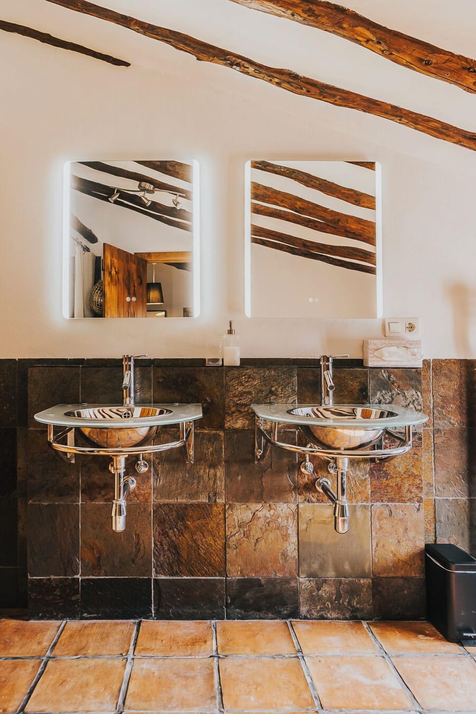 Comfort Suite, 2 Twin Beds | Bathroom | Shower, rainfall showerhead, free toiletries, hair dryer