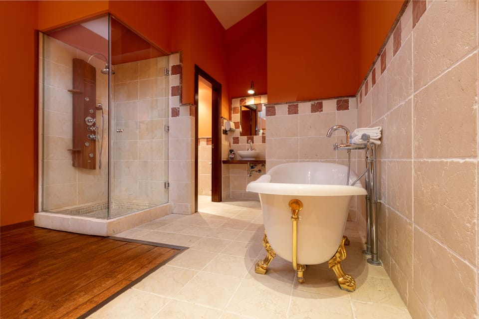 Premium Room | Bathroom | Combined shower/tub, free toiletries, hair dryer, bidet