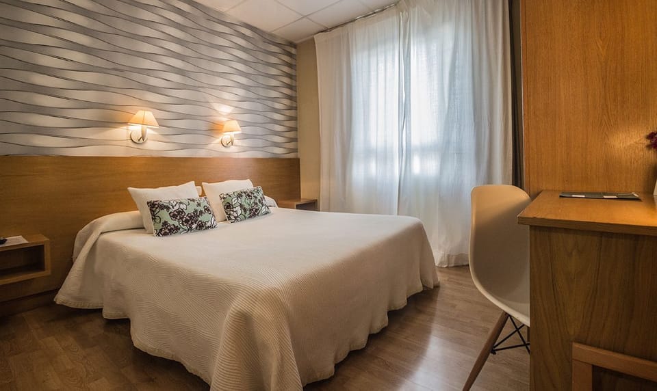 Double Room, 1 Double or 2 Twin Beds | Desk, blackout drapes, iron/ironing board, free WiFi