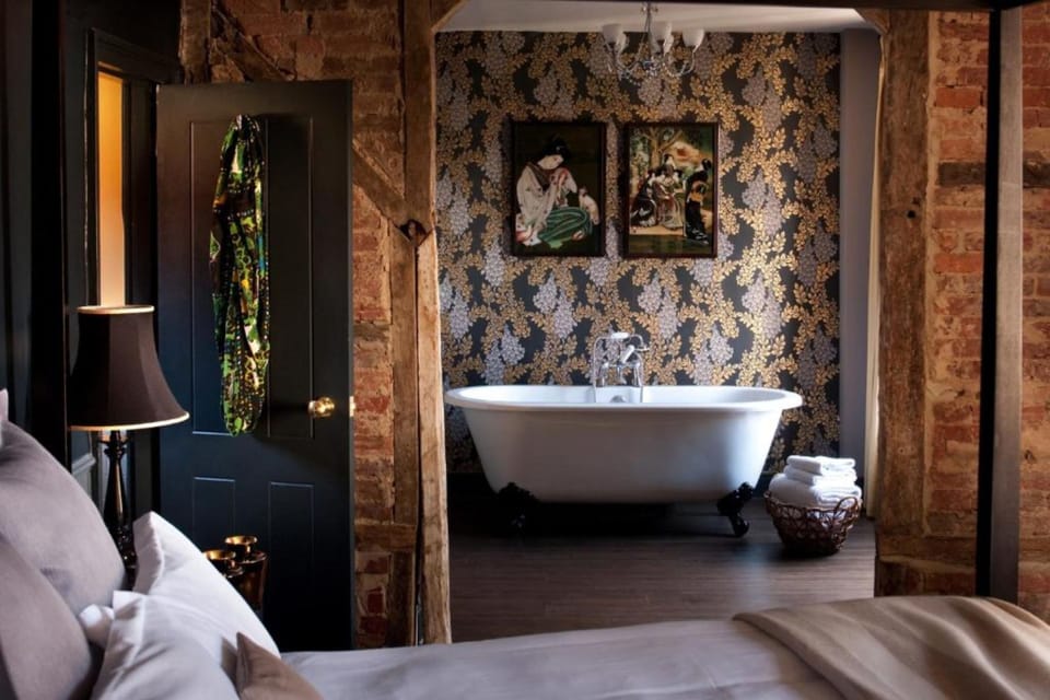 Honeymoon Suite | Bathroom | Free toiletries, hair dryer, bathrobes, towels