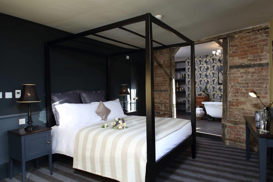 Honeymoon Suite | Desk, iron/ironing board, free WiFi, bed sheets