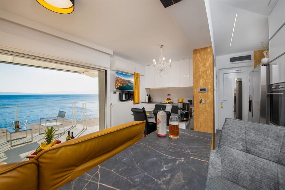 Luxury Apartment, 1 Bedroom, Refrigerator & Microwave (Happy Beach Apartment Dream On the) | Interior
