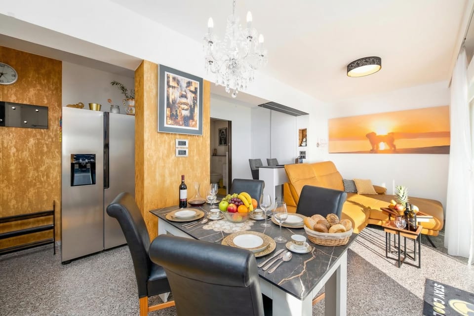 Luxury Apartment, 1 Bedroom, Refrigerator & Microwave (Happy Beach Apartment Dream On the) | Dining