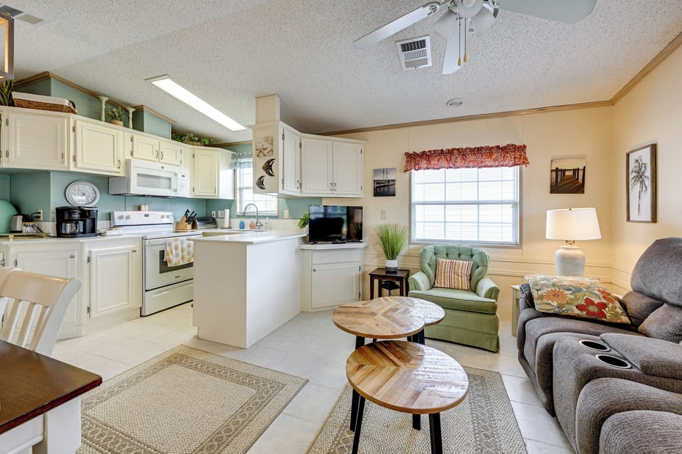Living Room | Sleeper Sofa | Central A/C & Heating | Smart TV