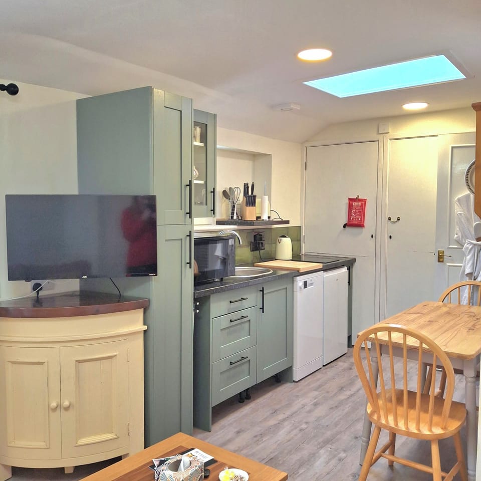 Apartment, 1 King Bed, Kitchenette | Living area | 33-inch Smart TV with digital channels