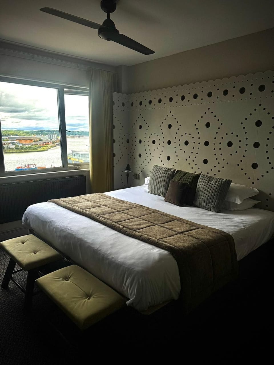 Deluxe Queen Room | Bathroom | Free toiletries, towels