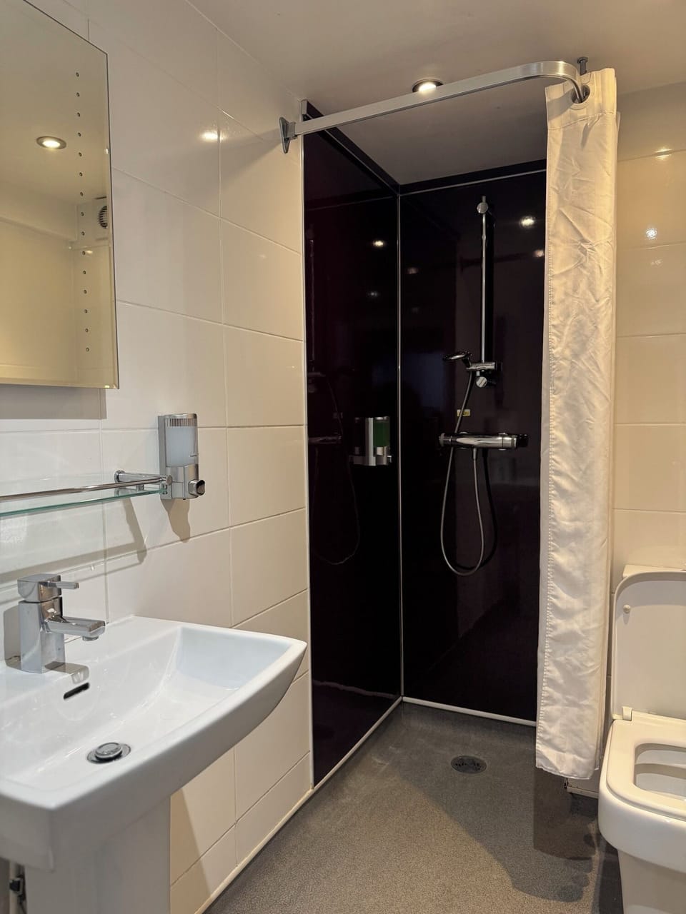 Double Room, River View | Bathroom | Free toiletries, towels