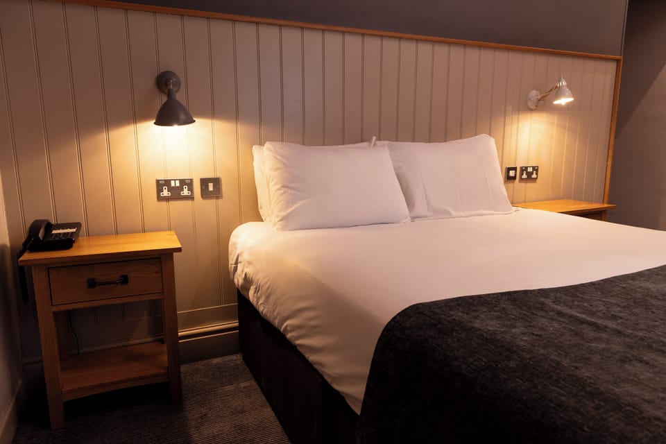 Double Room | Desk, iron/ironing board, WiFi (free), bed sheets