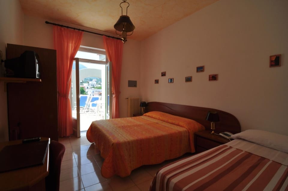 1 bedroom, in-room safe, desk, free WiFi