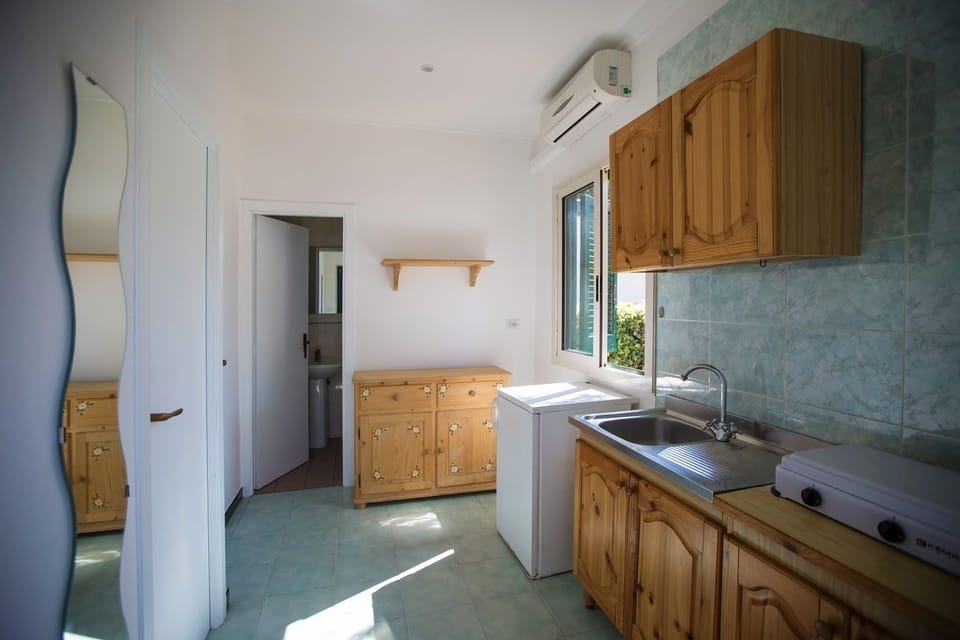 Bungalow, 2 Bedrooms, Kitchen | Private kitchenette | Fridge, cookware/dishes/utensils