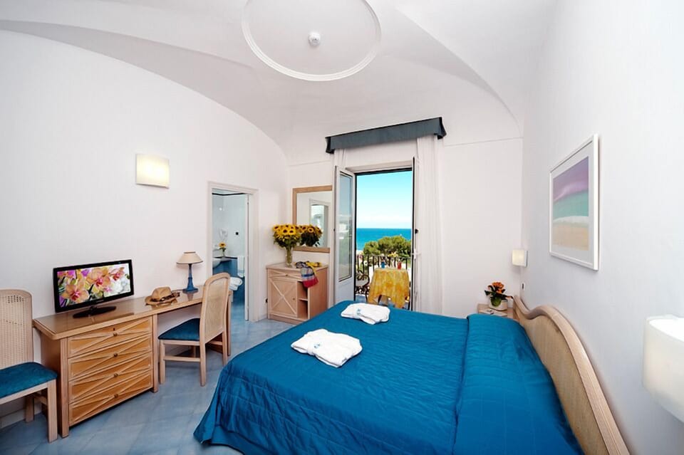 Doppia Superior lato mare | Minibar, in-room safe, desk, cribs/infant beds