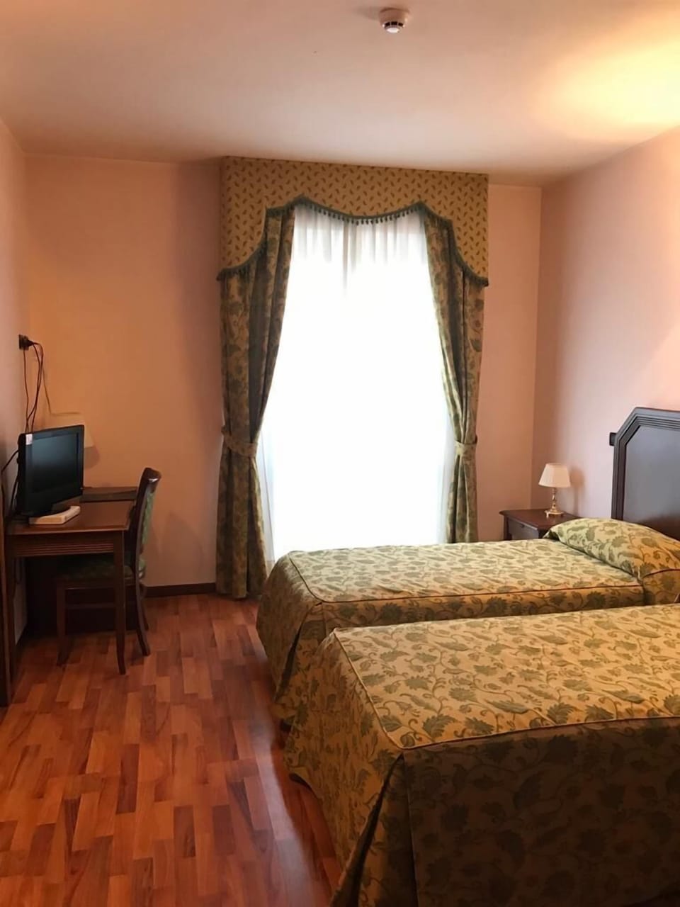 Twin Room | Minibar, in-room safe, desk, WiFi (free)