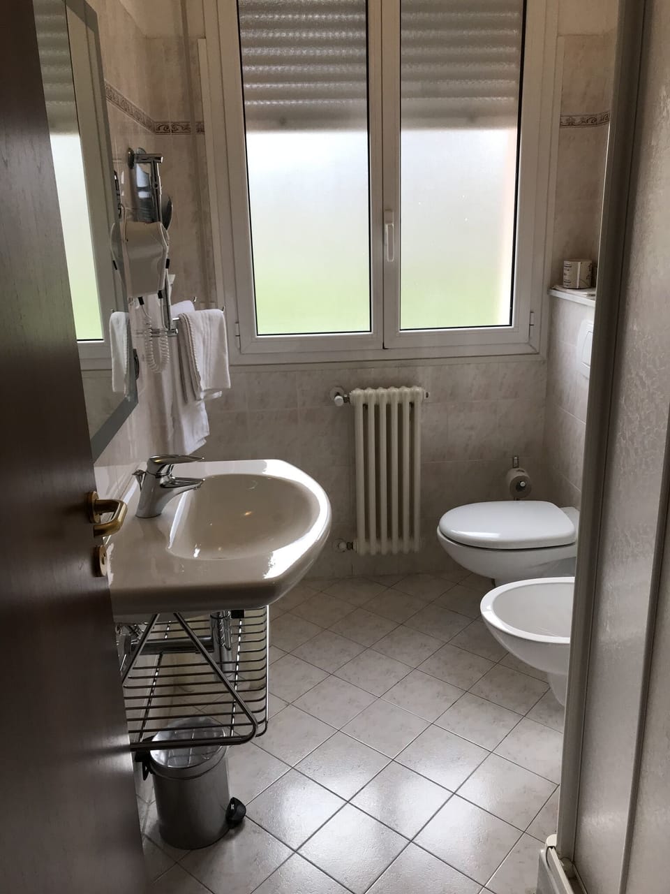Shower, free toiletries, hair dryer, bidet