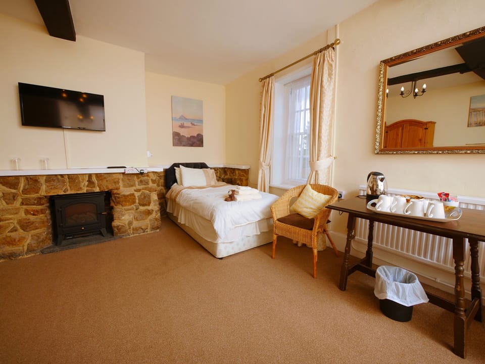 Family Double Room (Double Spacious Room / Family) | Iron/ironing board, free WiFi, bed sheets