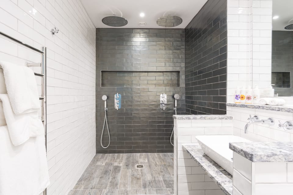 Luxury Suite, 1 Queen Bed, Garden View | Bathroom | Free toiletries, hair dryer, towels