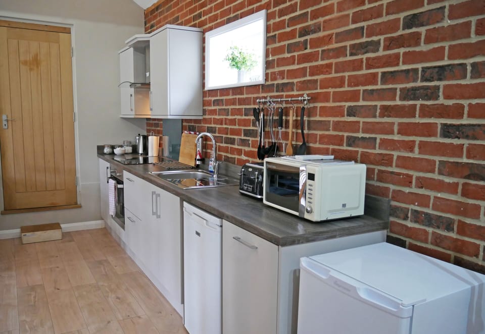 Apartment, 2 Bedrooms, Annex Building (Apartment B) | Private kitchen | Stovetop, coffee/tea maker