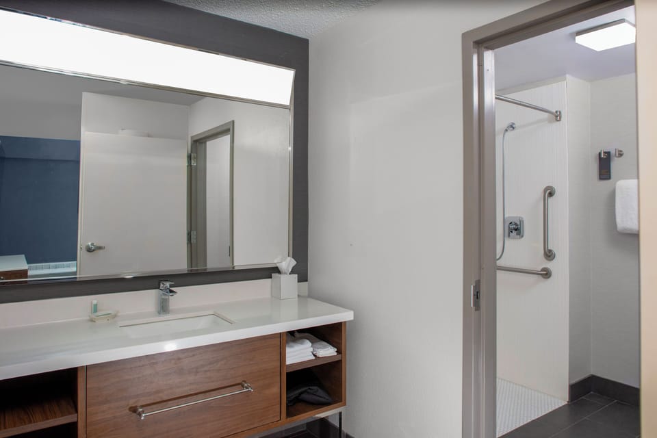 Combined shower/tub, free toiletries, hair dryer, towels