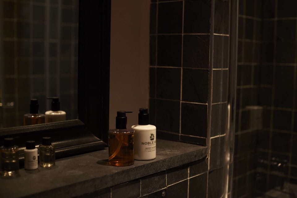 Classic Double Room | Bathroom | Free toiletries, hair dryer, bathrobes, towels