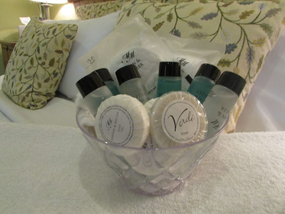 Twin Room | Bathroom | Shower, free toiletries, hair dryer, towels