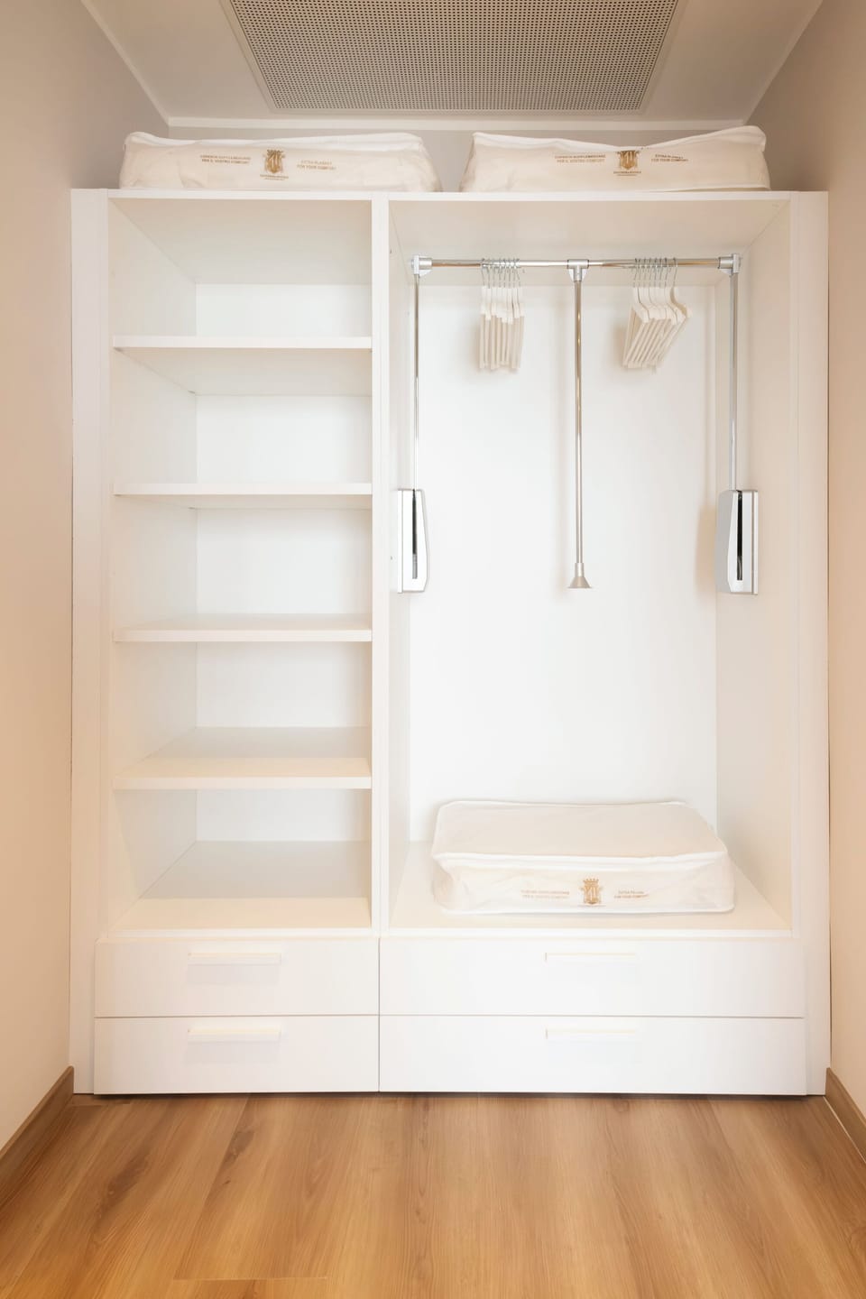 Deluxe Three-room apartment (4/5 Persons) with 1 sofa bed (1 bathroom), mountain side | In-room safe, desk, laptop workspace, cribs/infant beds