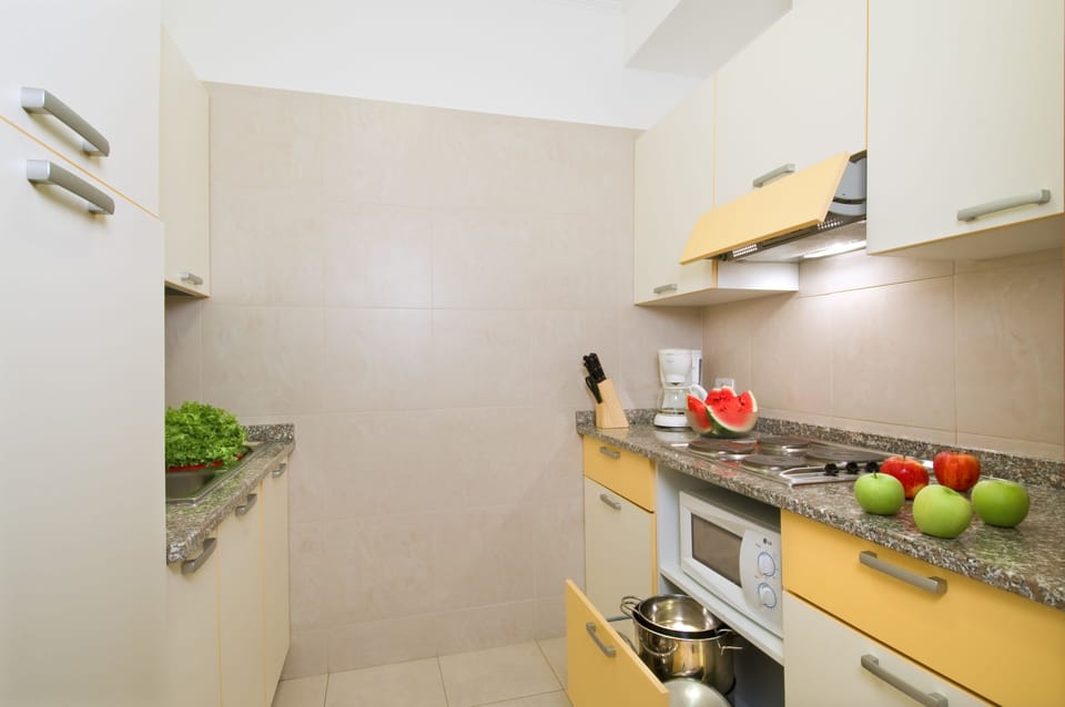 Full-size fridge, microwave, stovetop, coffee/tea maker